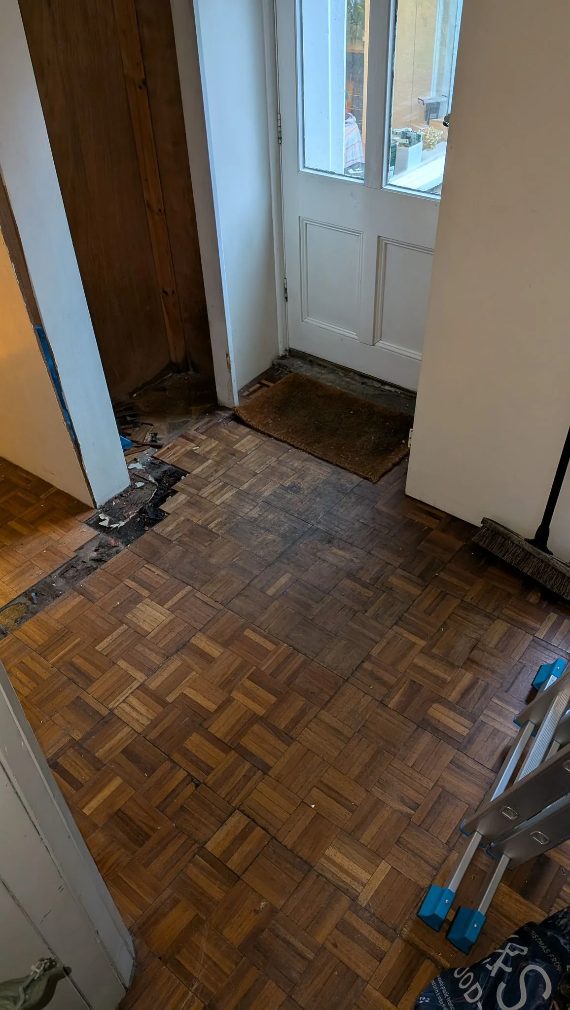 Asbestos vinyl floor tiles and bitumen adhesive removal - domestic property