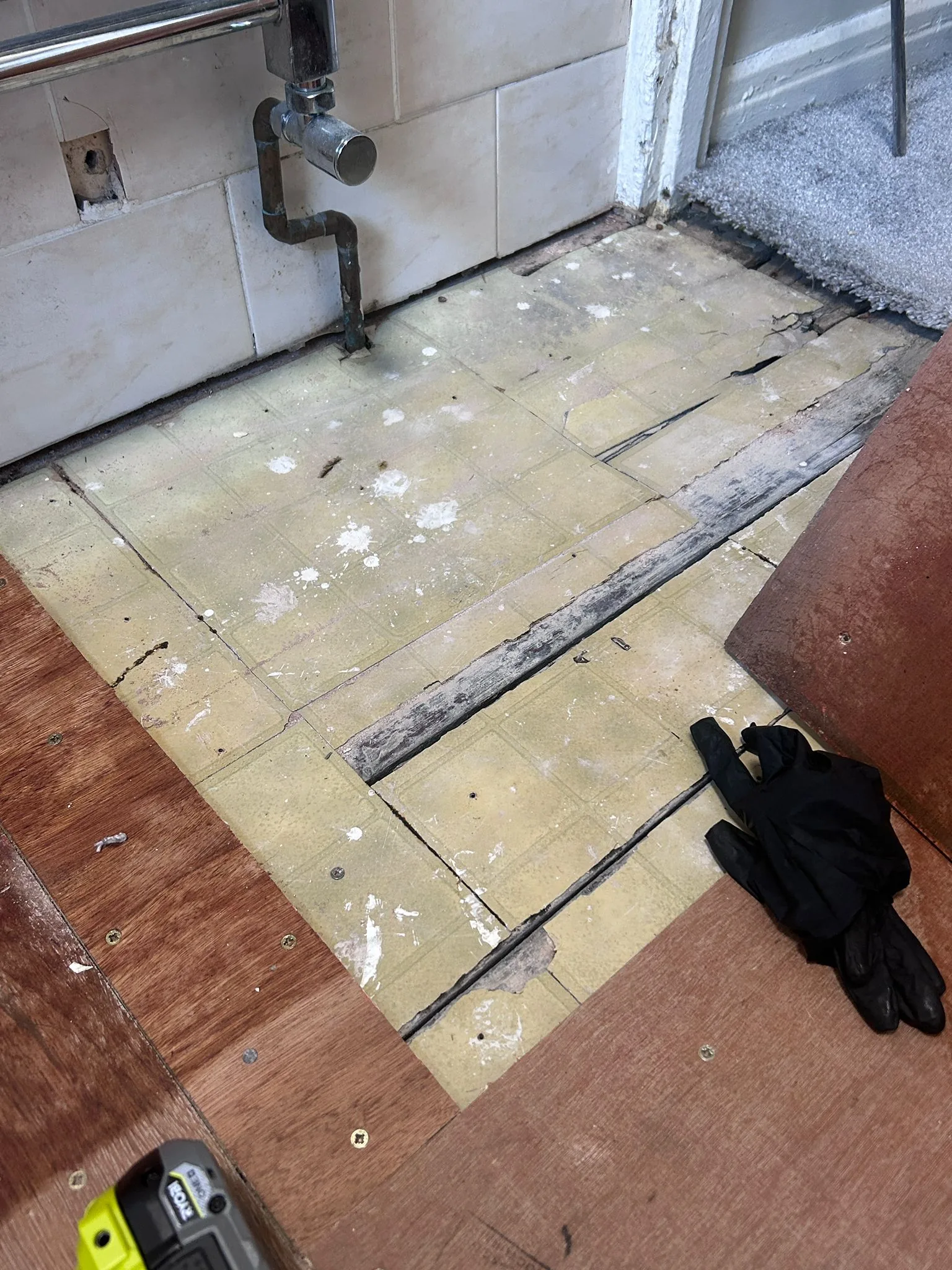 Asbestos vinyl floor tiles and bitumen adhesive removal - domestic property